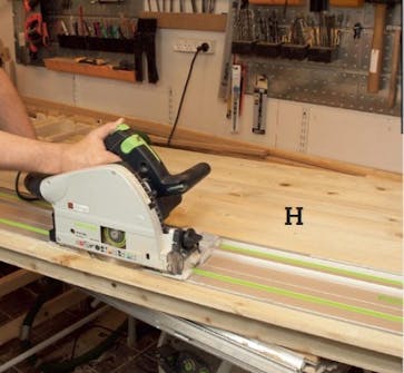 Hundkoja vinterbonad: Såga bort den del av brädorna som sticker ut Hundkoja vinterbonad: Såga bort den del av brädorna som sticker ut